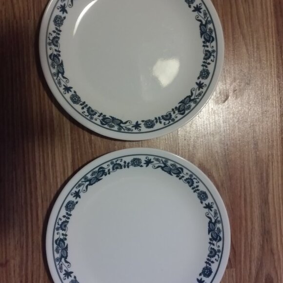 Corelle 2 Dinner Plates Blue Vitrelle 8 1/2" Across - Picture 2 of 3